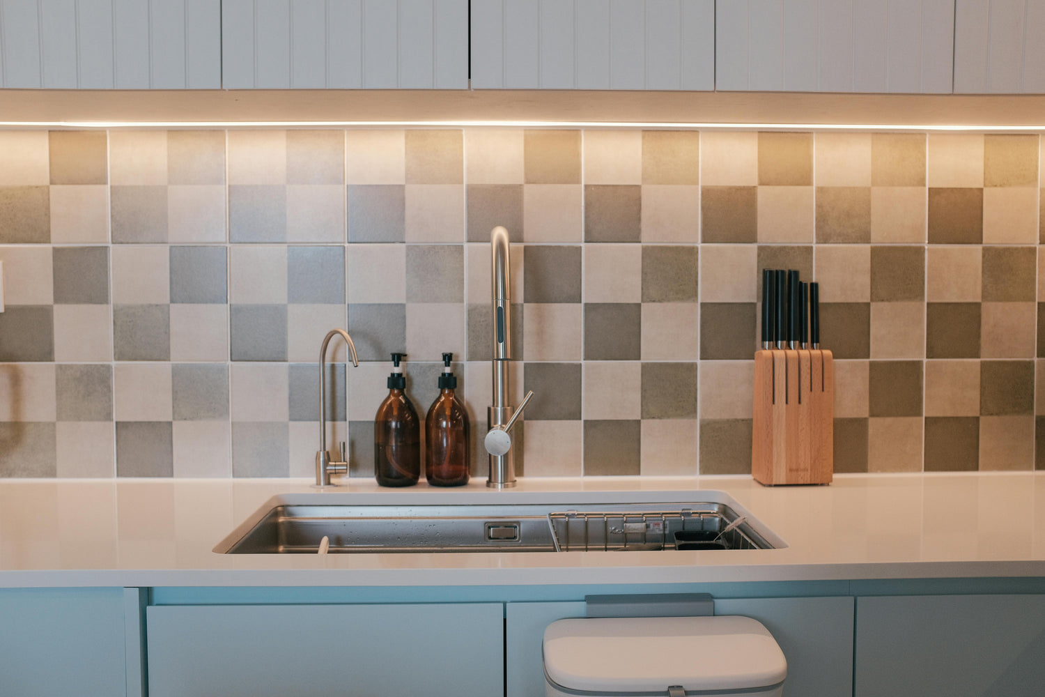 Kitchen sink organizer with soap dispenser and cleaning brushes - sink accessories